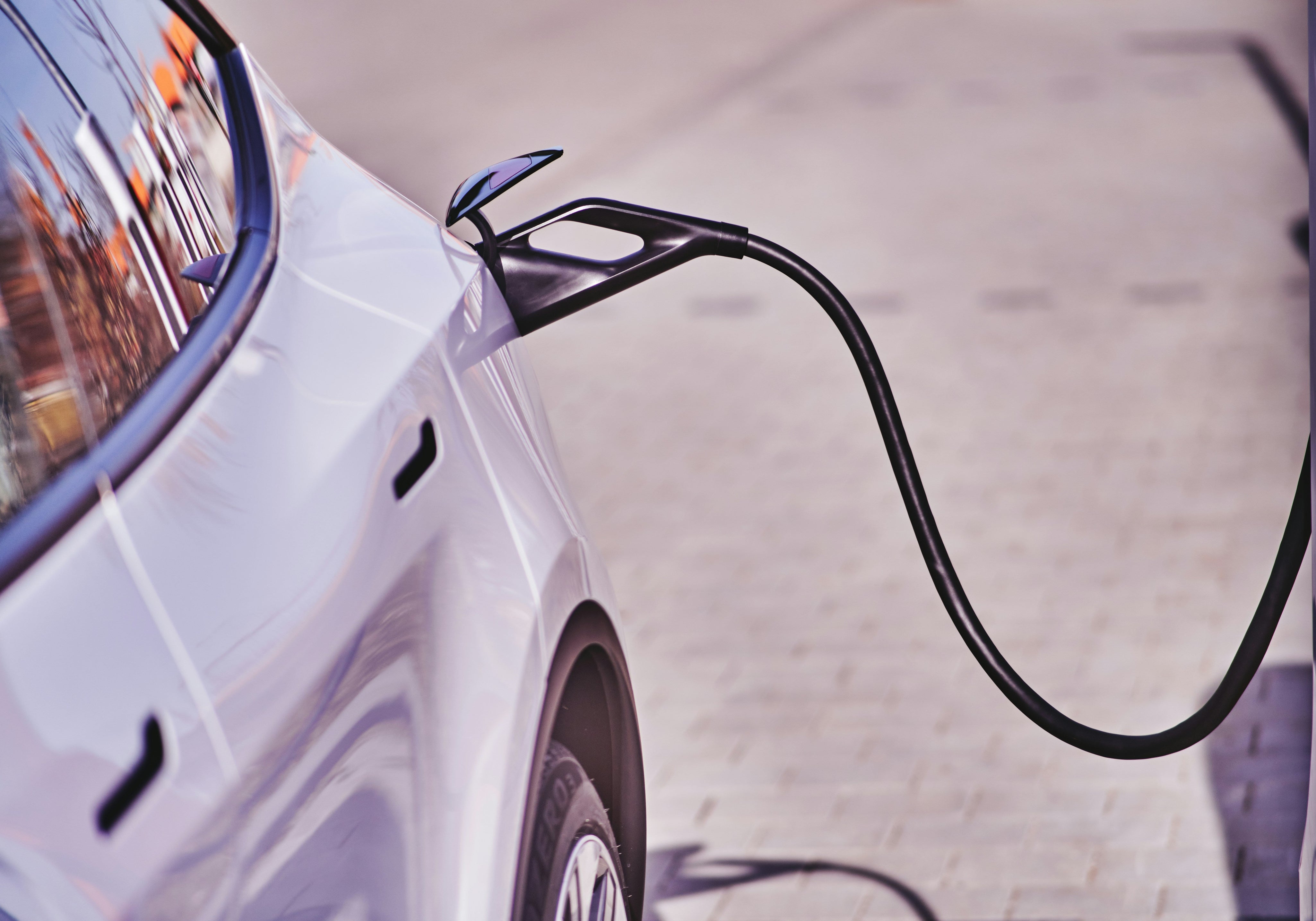 bil liver opladet ved offentligladestander