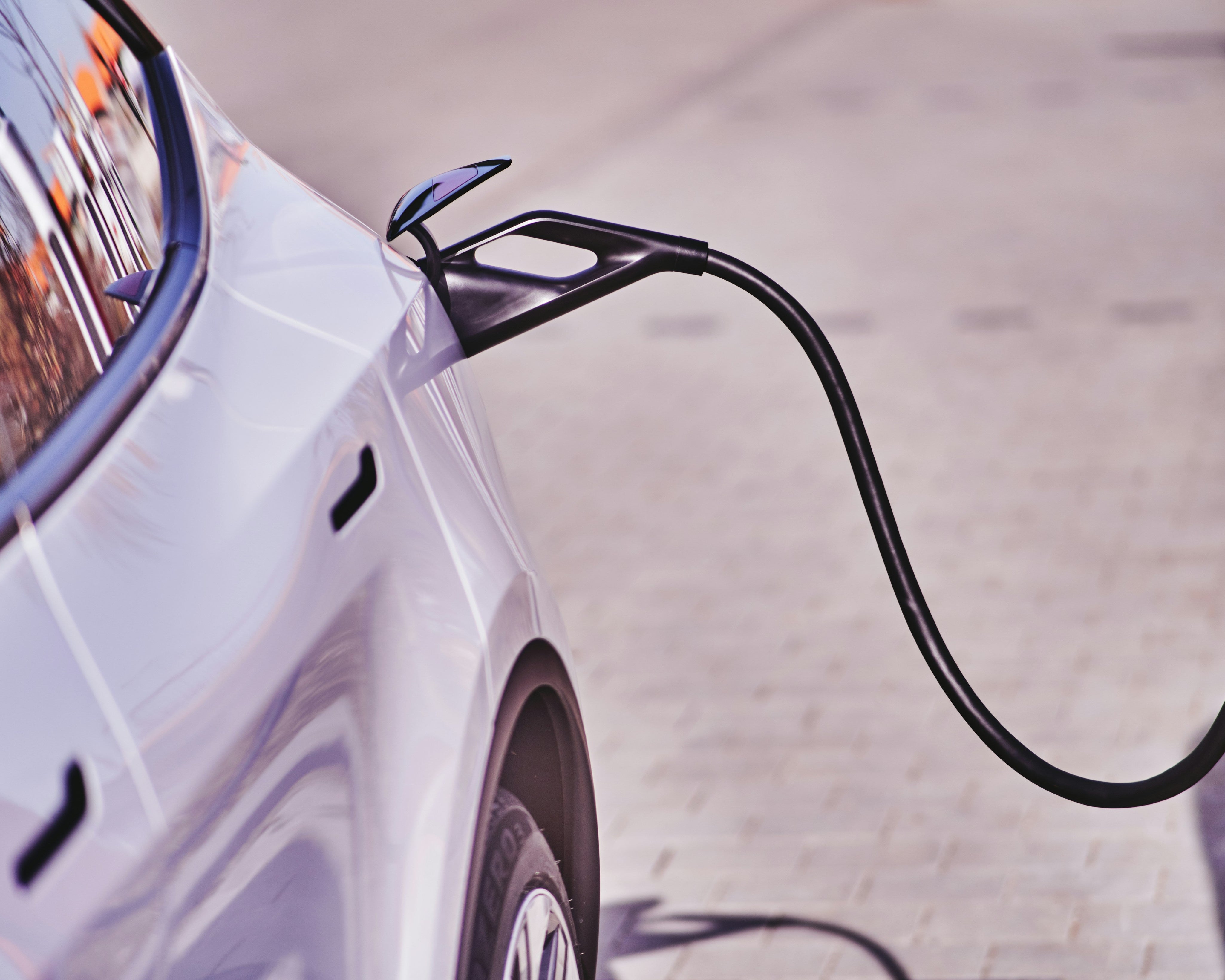 bil liver opladet ved offentligladestander