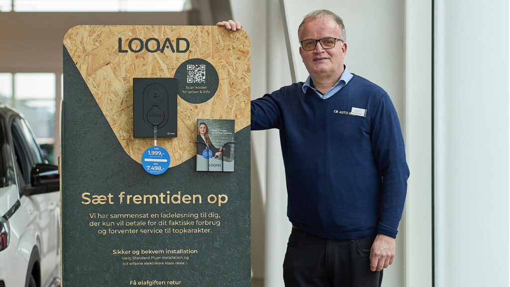 Fra Tankstation Til Ladeløsning: Cb Auto Hjælper Kunderne Ud Af Ladejunglen Med Looad 2 En Salgsrådgiver Fra Cb Auto I Ribe Står Ved Ladeløsningen Fra Looad.