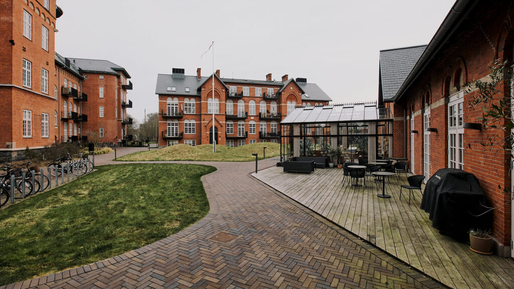 Nem Opladning Til Beboernes Elbiler: Sådan Hjalp Vi Munkemose Park Med At Etablere Ladestandere I Historiske Rammer 1 Looad Ladestandere Til Tasfo Selskaberne. Munkemose Park I Odense.